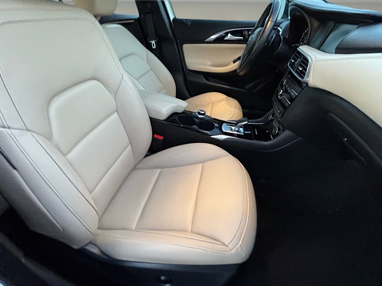 Used 2018 INFINITI QX30 Premium w/ Navigation Package image 21