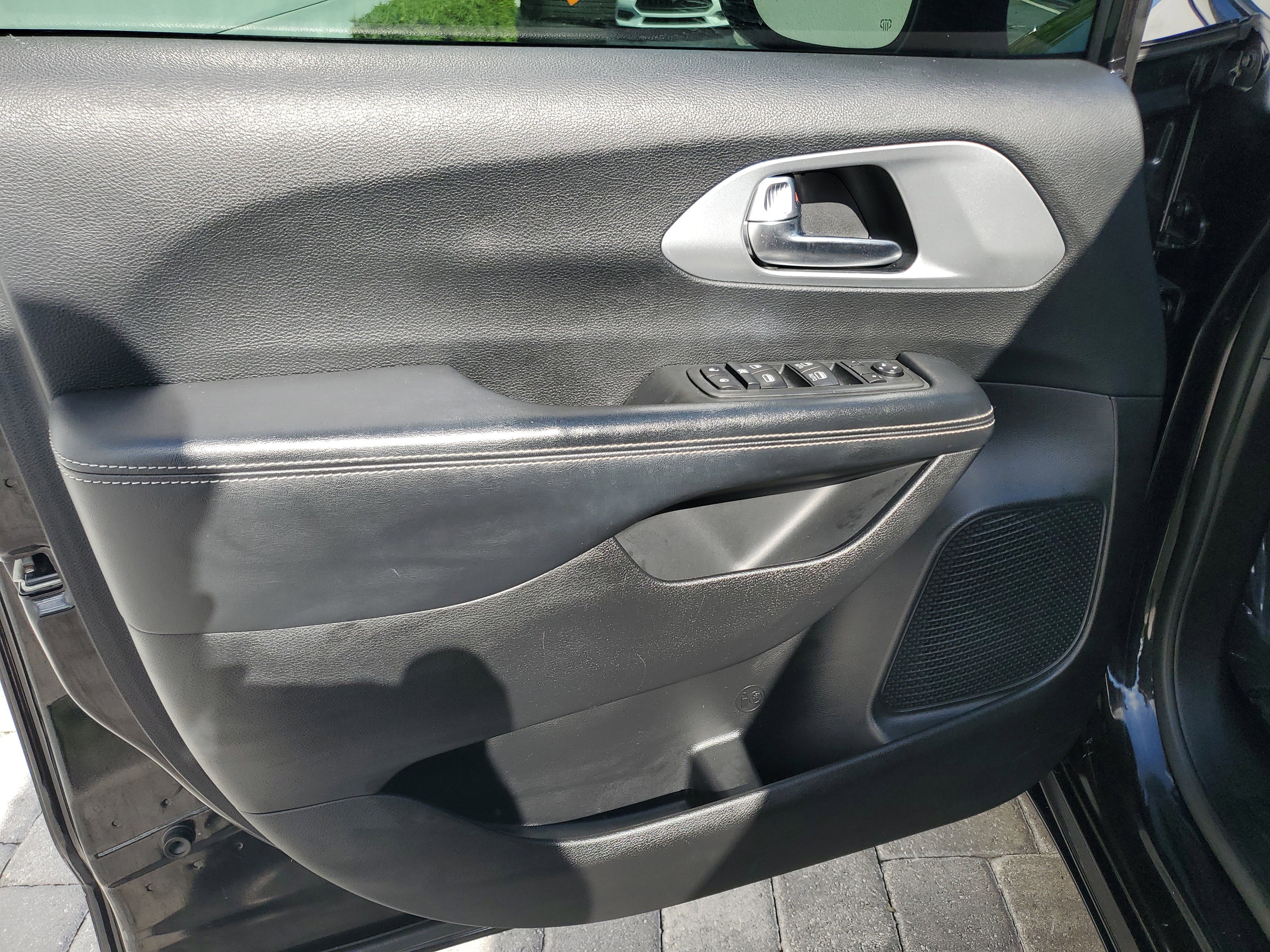 Used 2020 Chrysler Pacifica Touring w/ S Appearance Package image 16