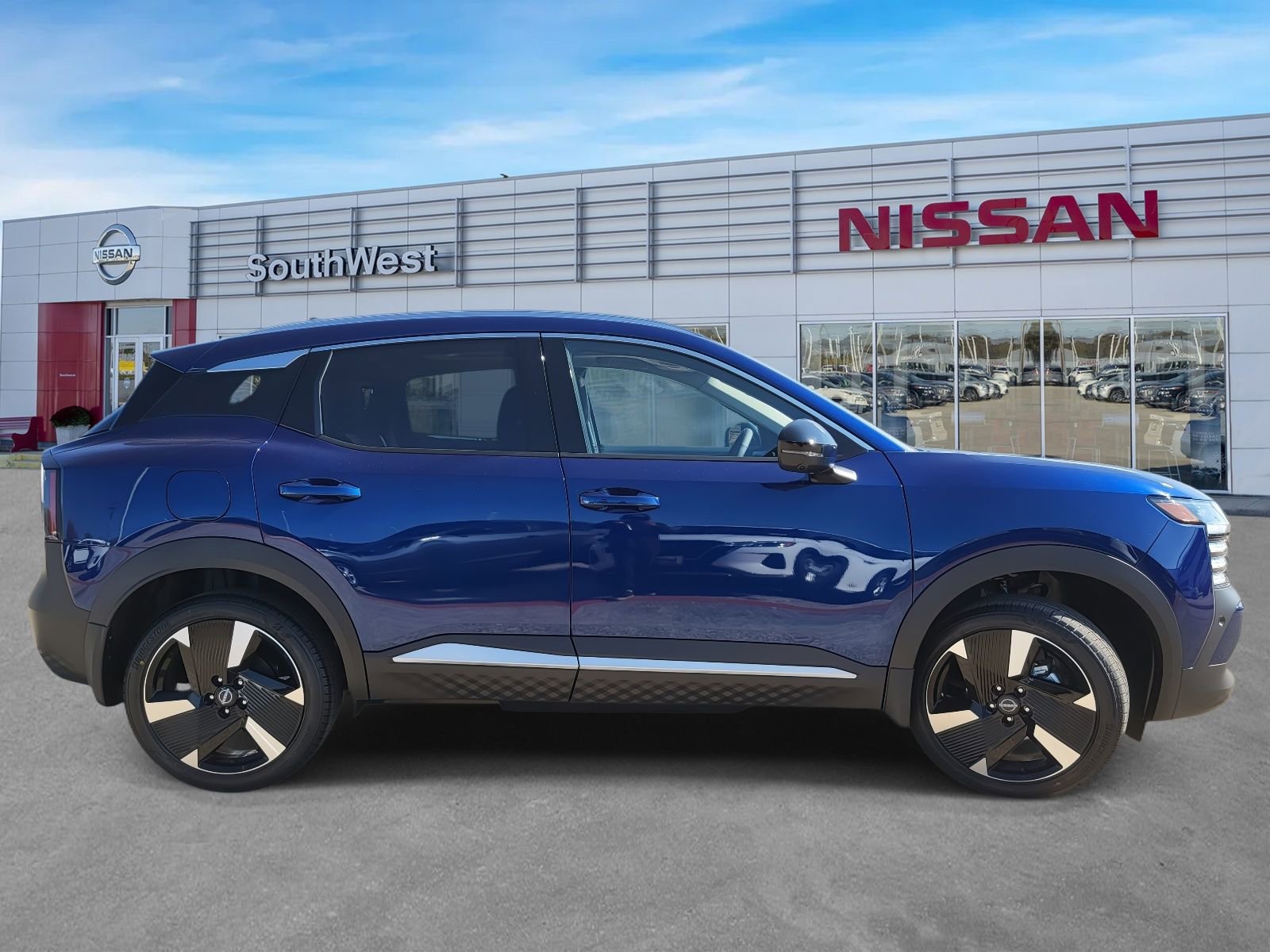 New 2026 Nissan Kicks SR w/ SR Premium Package FWD image 5