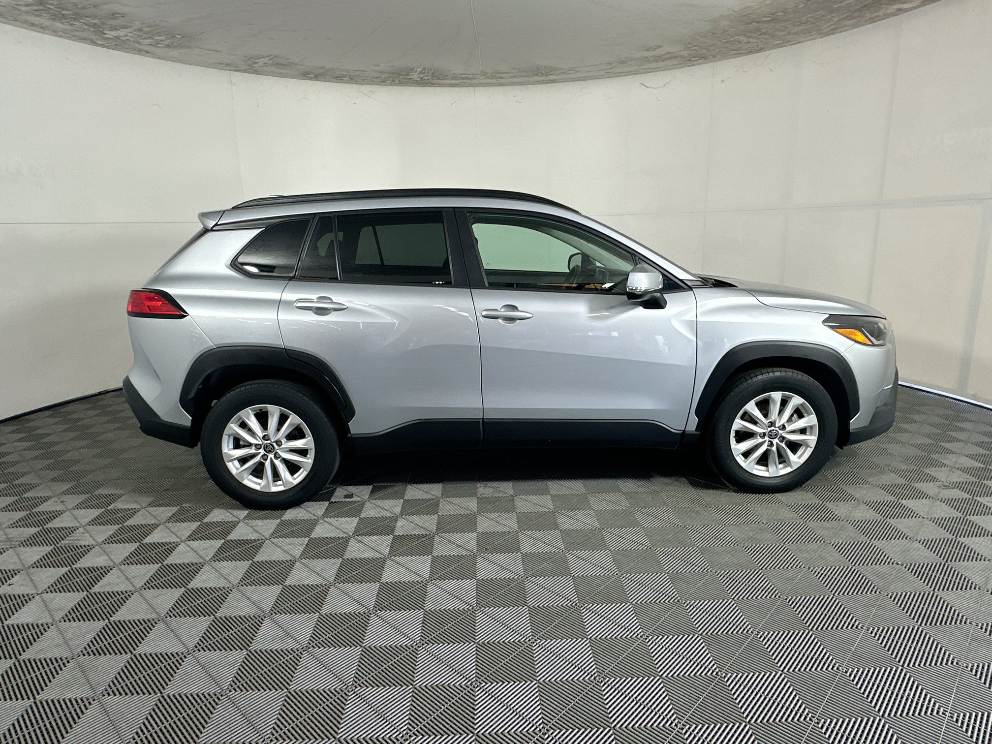Used 2022 Toyota Corolla Cross LE FWD image 2