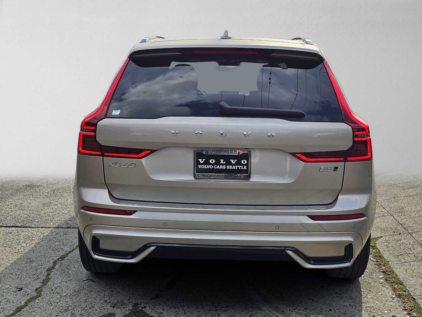 Used 2026 Volvo XC60 B5 Plus w/ Protection Package Premier AWD/4WD image 4