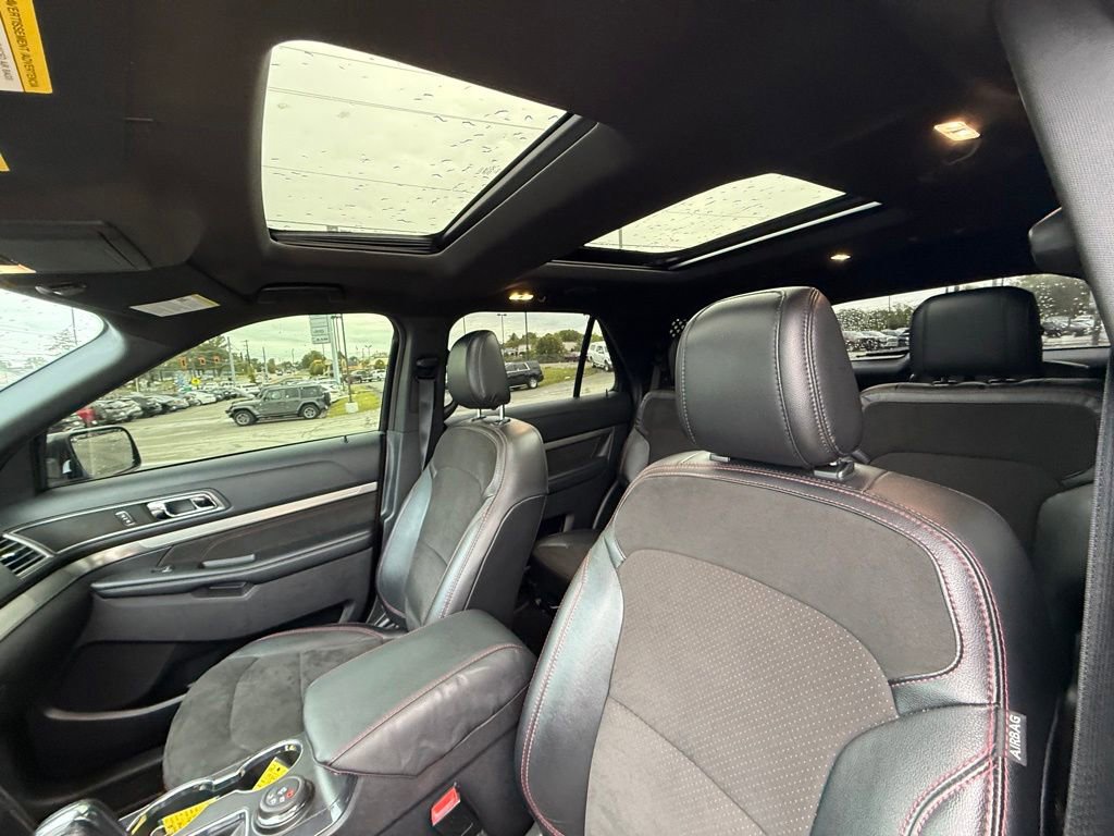 Used 2018 Ford Explorer XLT w/ Equipment Group 202A AWD/4WD image 13