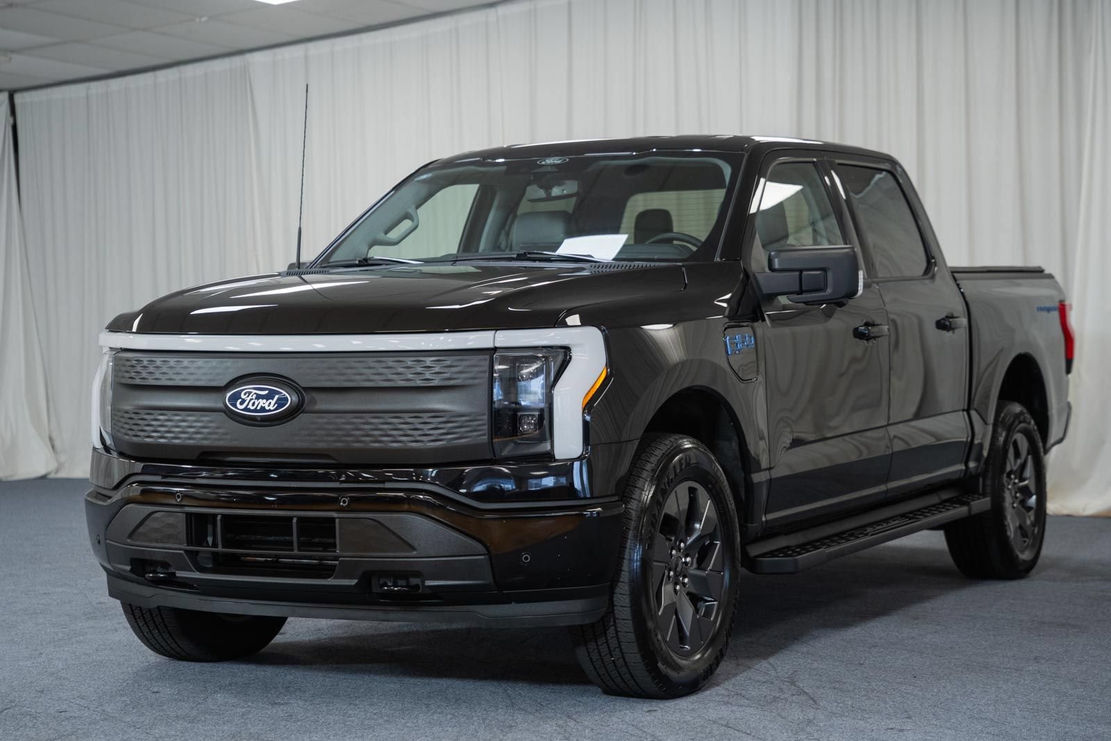Used 2025 Ford F150 Lightning Flash AWD/4WD image 3