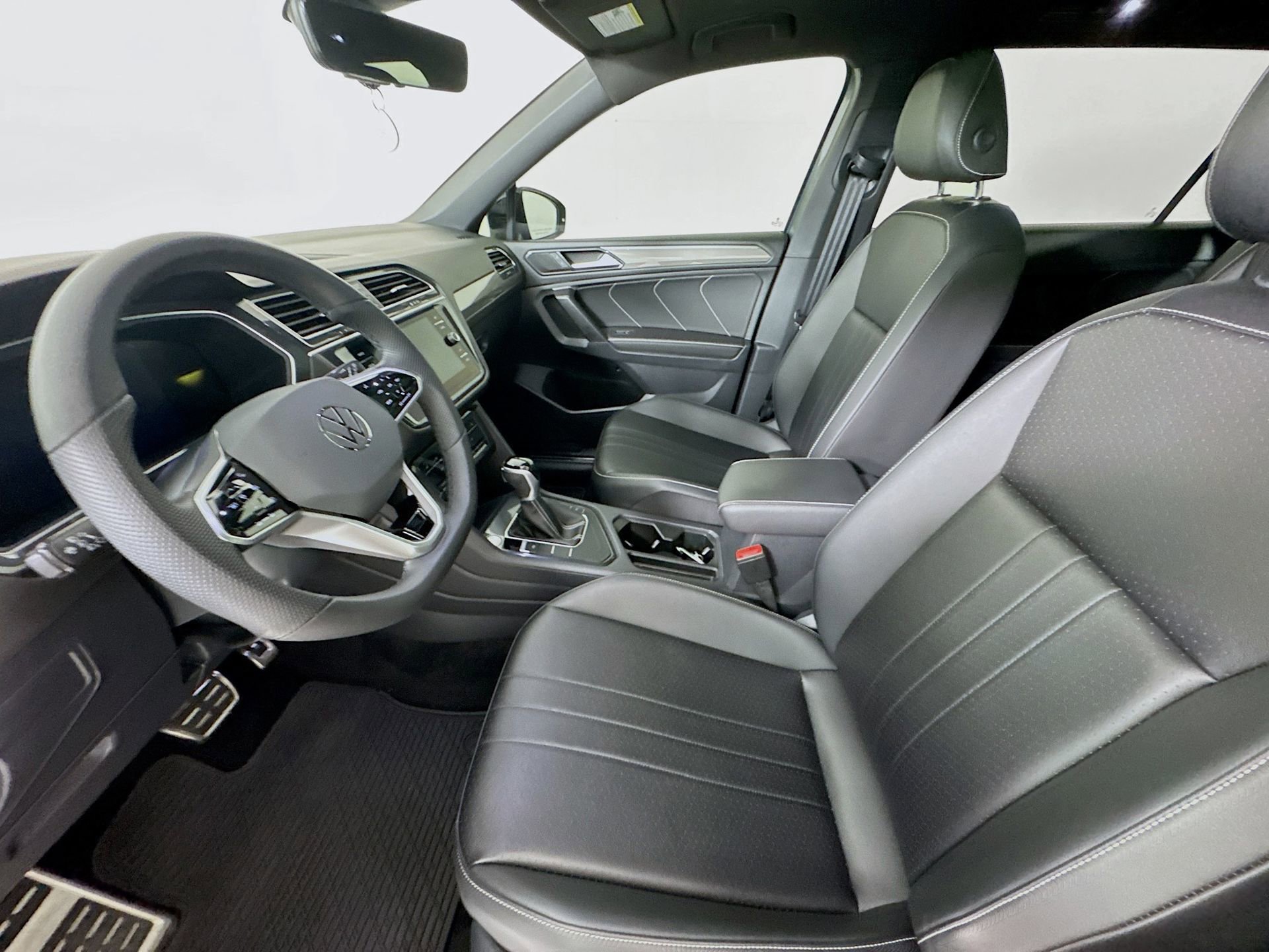 Used 2024 Volkswagen Tiguan SE R-Line w/ MDO Package, Three-Row FWD image 21