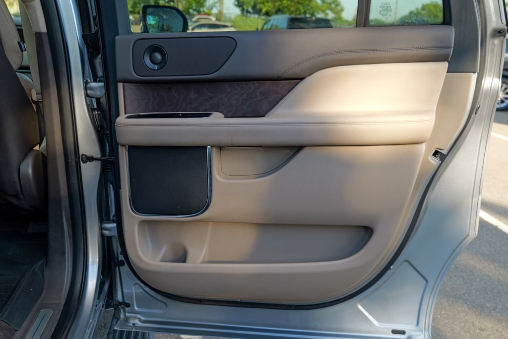Used 2023 Lincoln Navigator L Reserve AWD/4WD image 30