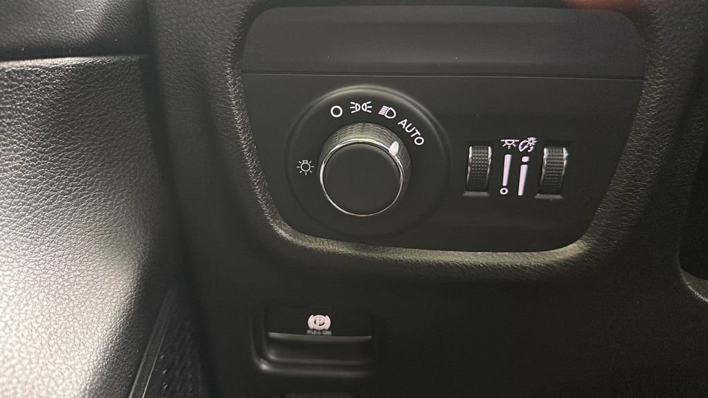 Used 2023 Jeep Grand Cherokee L Laredo RWD image 36