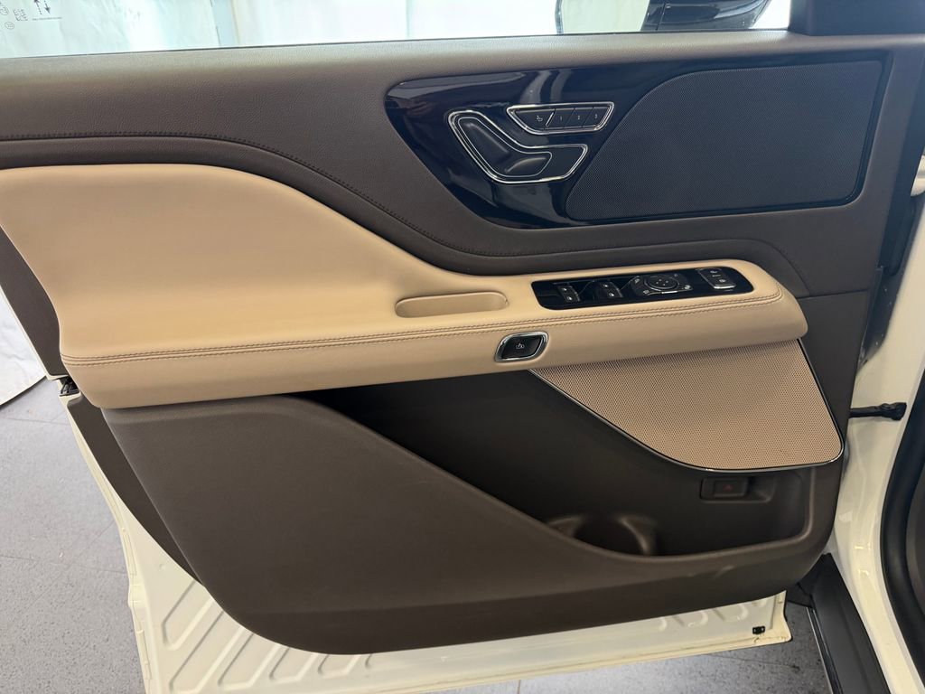Used 2023 Lincoln Aviator AWD w/ Premium Package image 15