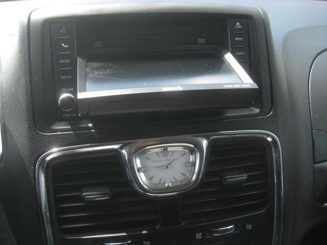Used 2014 Chrysler Town & Country Touring FWD image 29