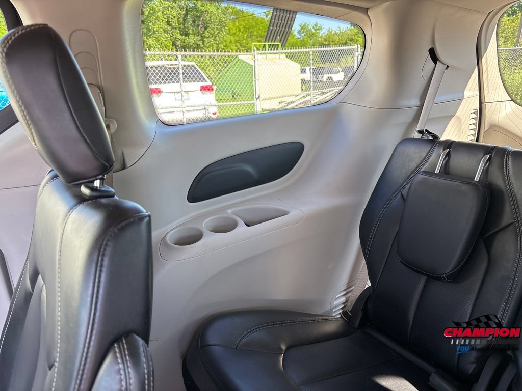 Used 2023 Chrysler Pacifica Touring-L FWD image 25