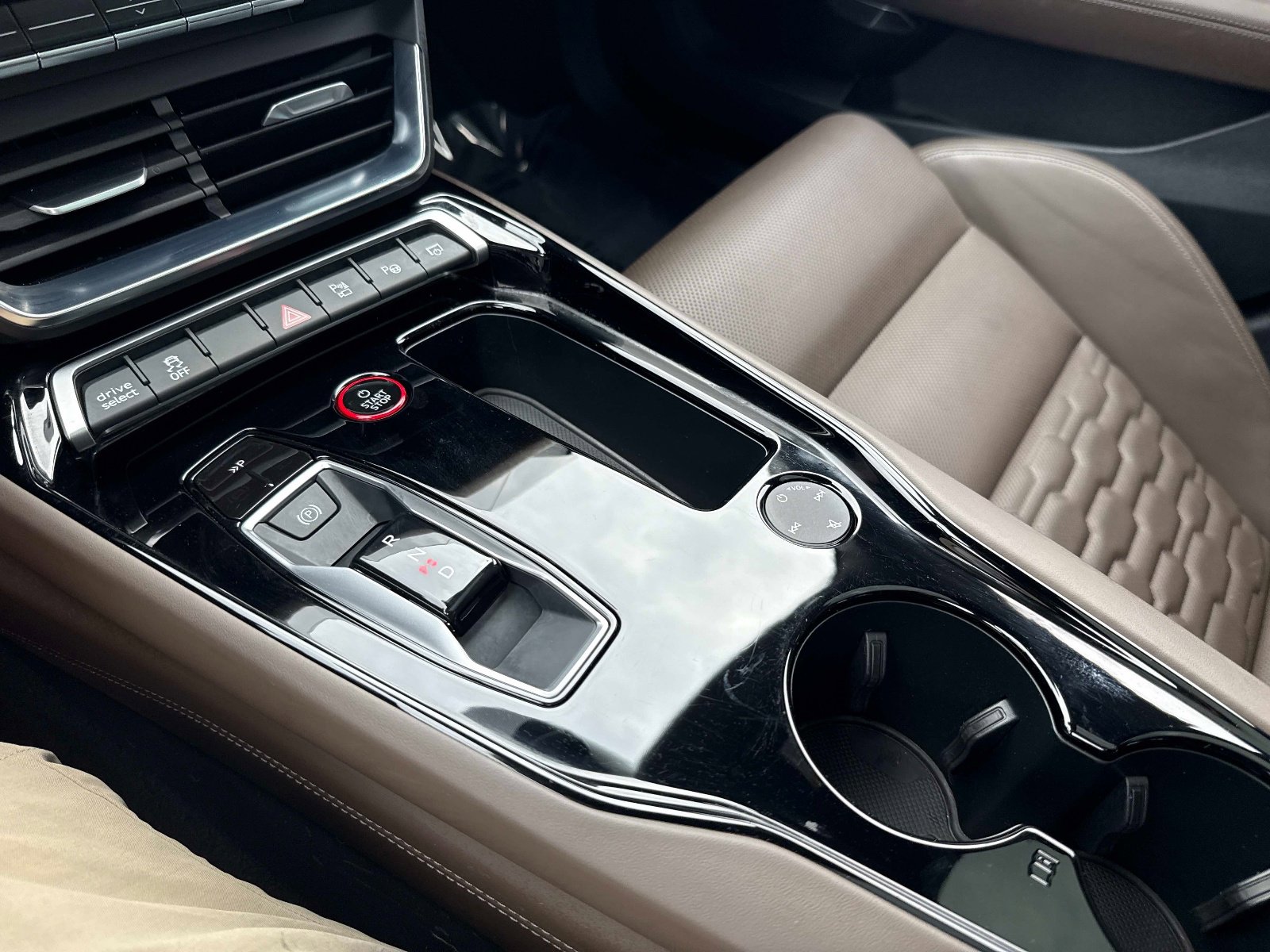 Used 2023 Audi e-tron GT Prestige image 28