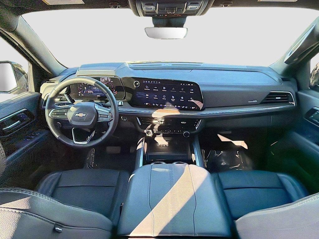 Used 2025 Chevrolet Suburban High Country RWD image 18