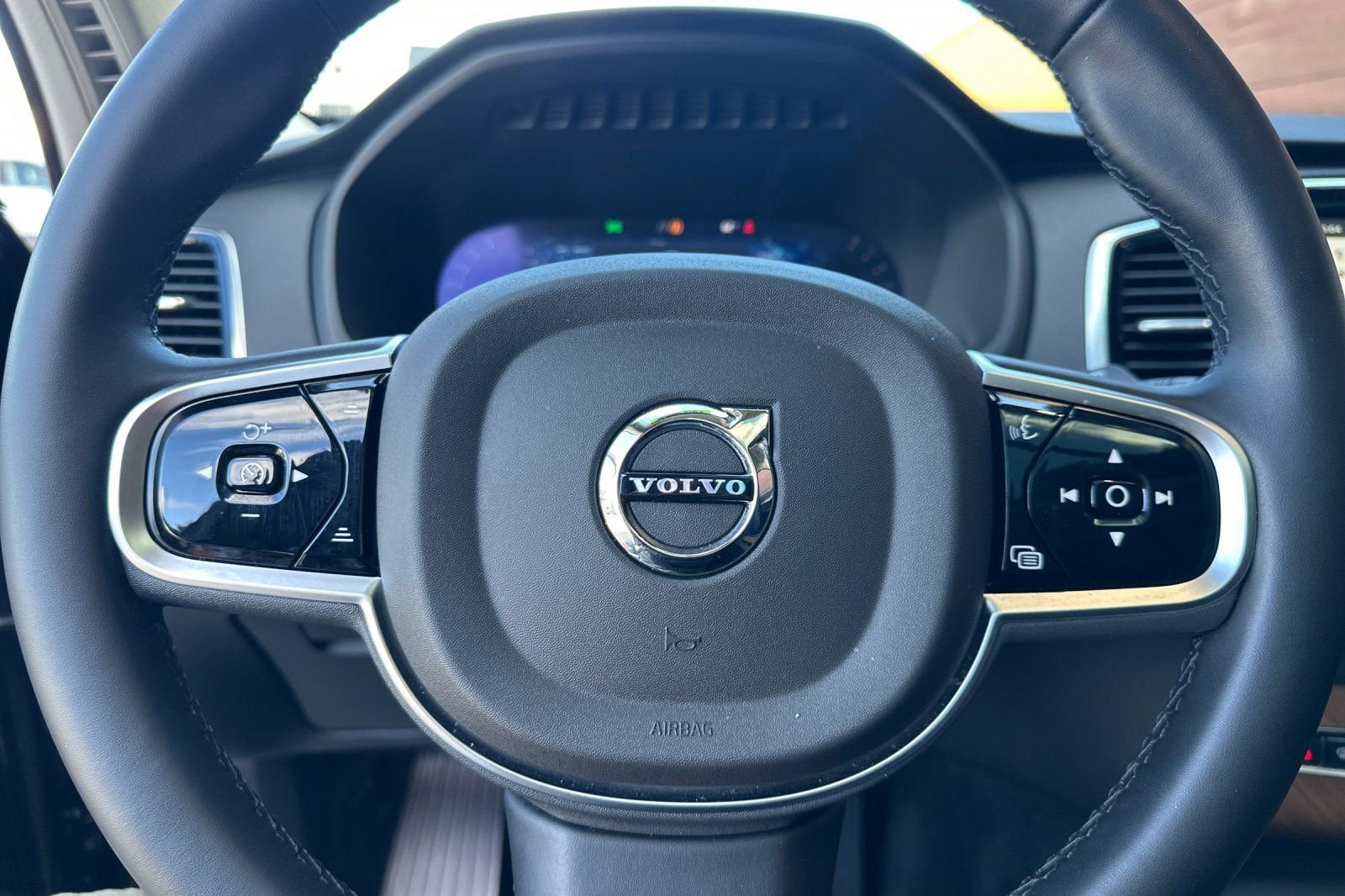 Certified 2025 Volvo XC90 B6 Plus image 27