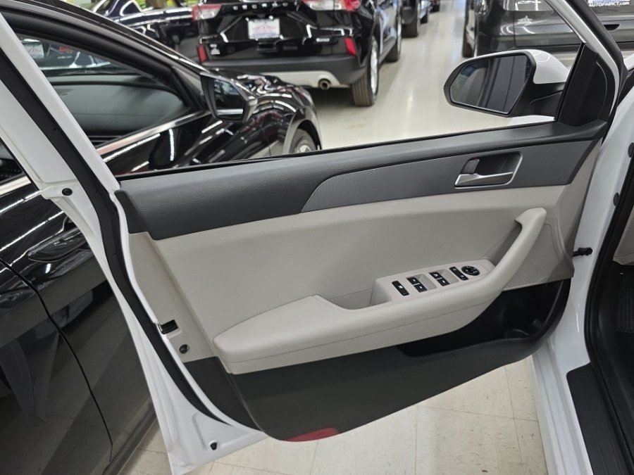 Used 2019 Hyundai Sonata SE w/ Cargo Package FWD image 12