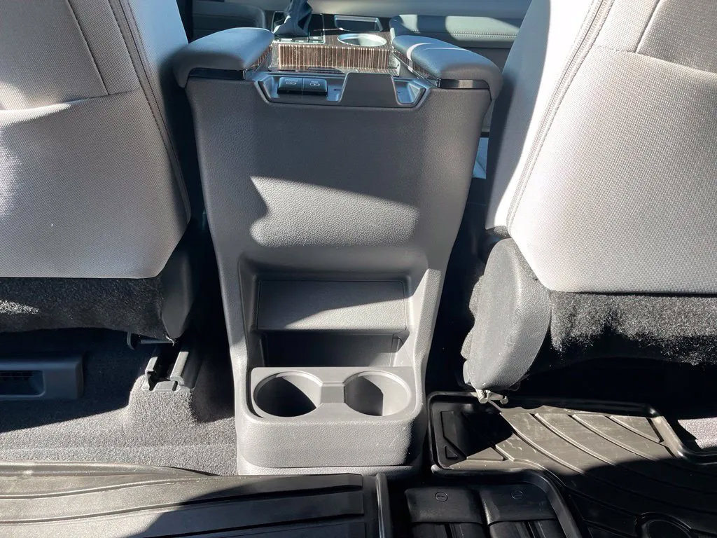 Used 2024 Toyota Sienna LE FWD image 20