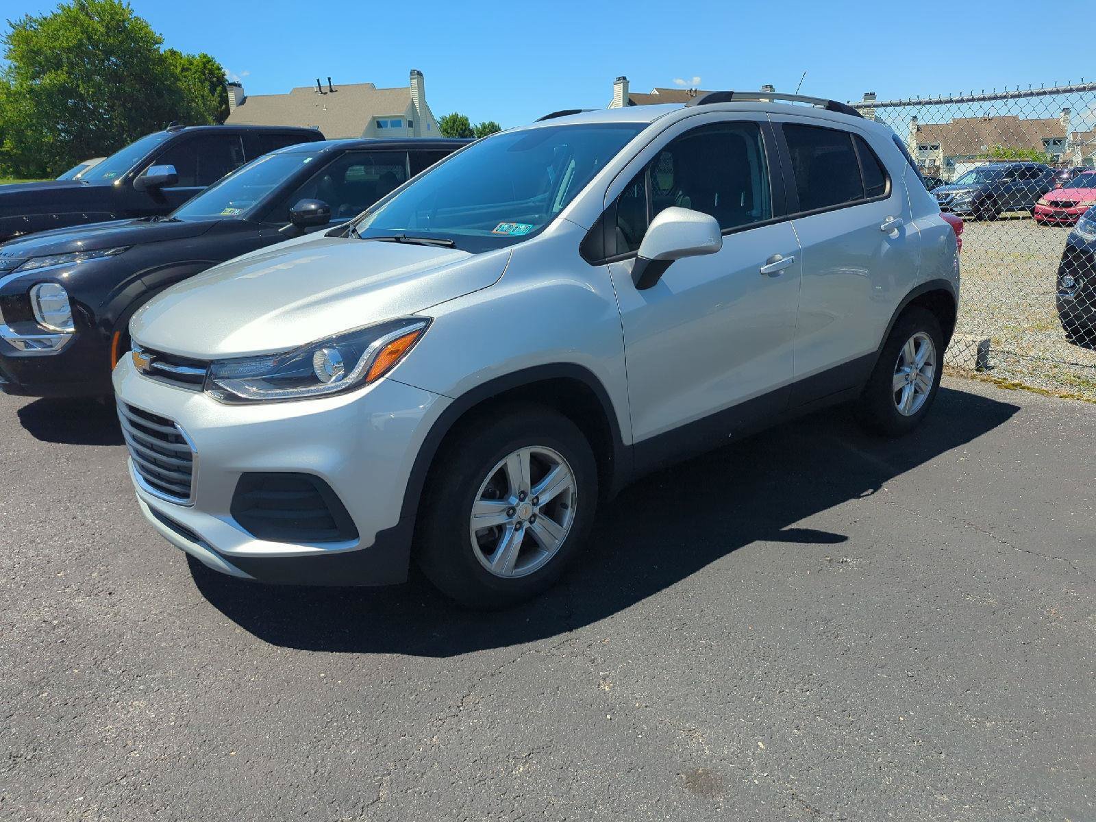 Used 2022 Chevrolet Trax LT w/ LT Convenience Package AWD/4WD image 3