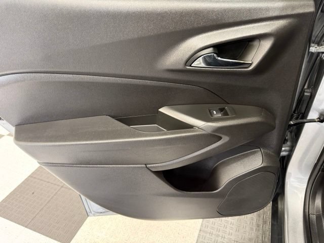 Used 2025 Chevrolet Trax LT FWD image 17