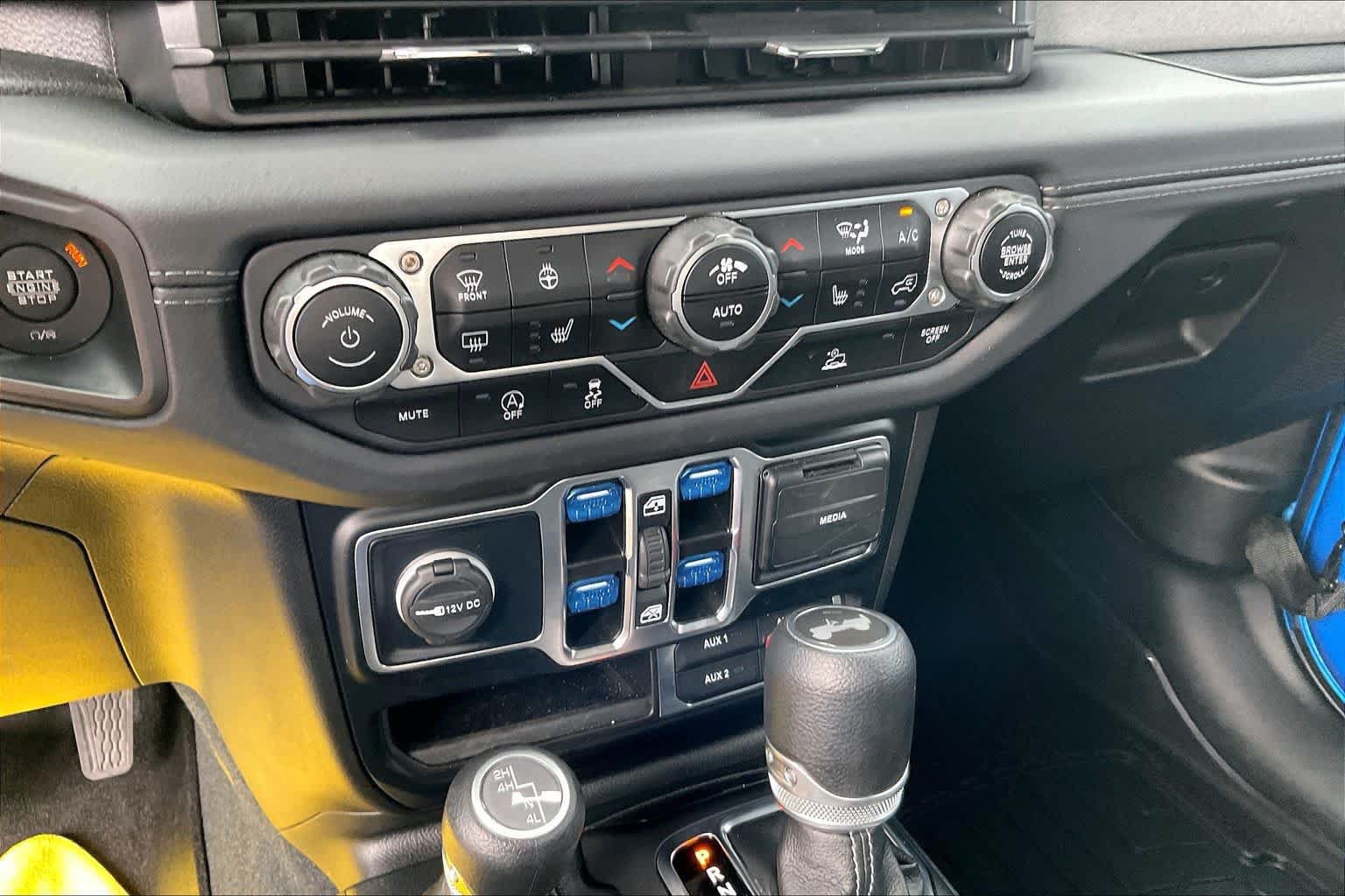 Used 2024 Jeep Wrangler Unlimited Sahara AWD/4WD image 33