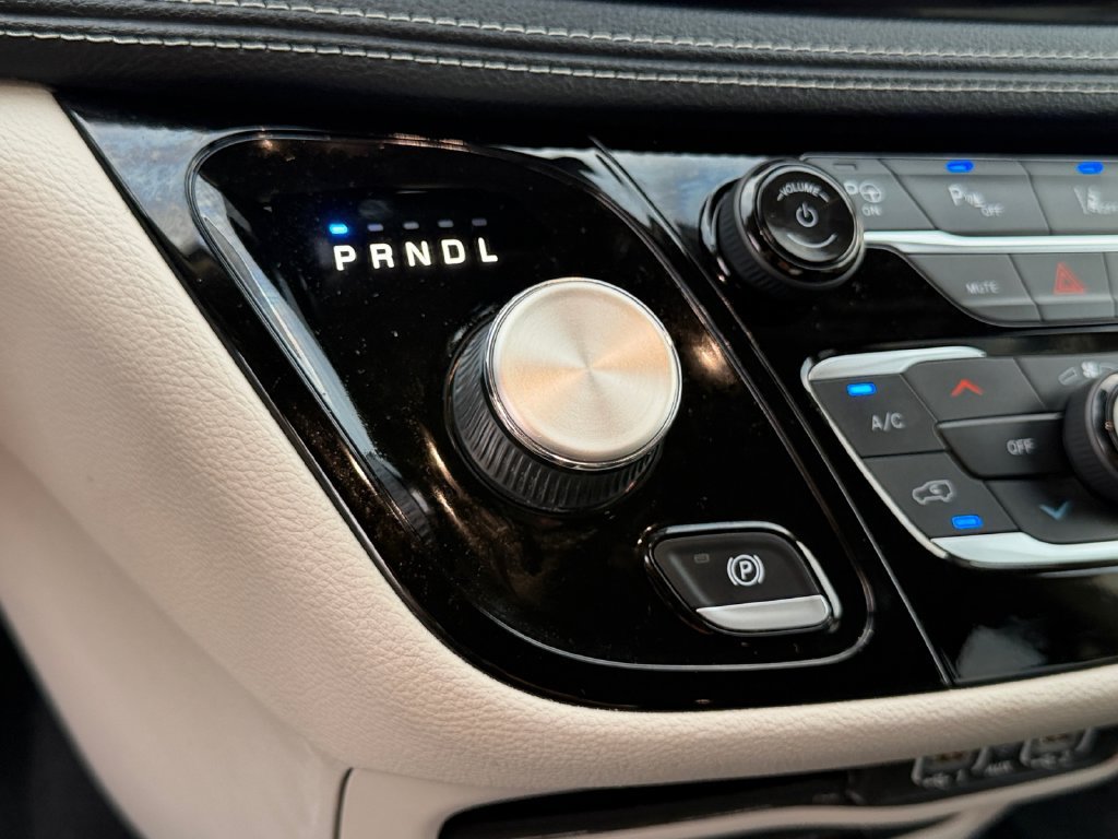 Used 2022 Chrysler Pacifica Touring-L w/ Uconnect Theater Family Group FWD image 25