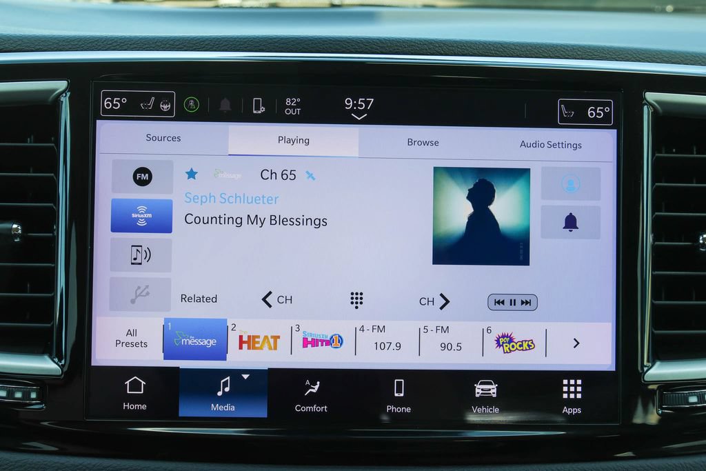 Used 2024 Chrysler Pacifica Touring-L FWD image 19
