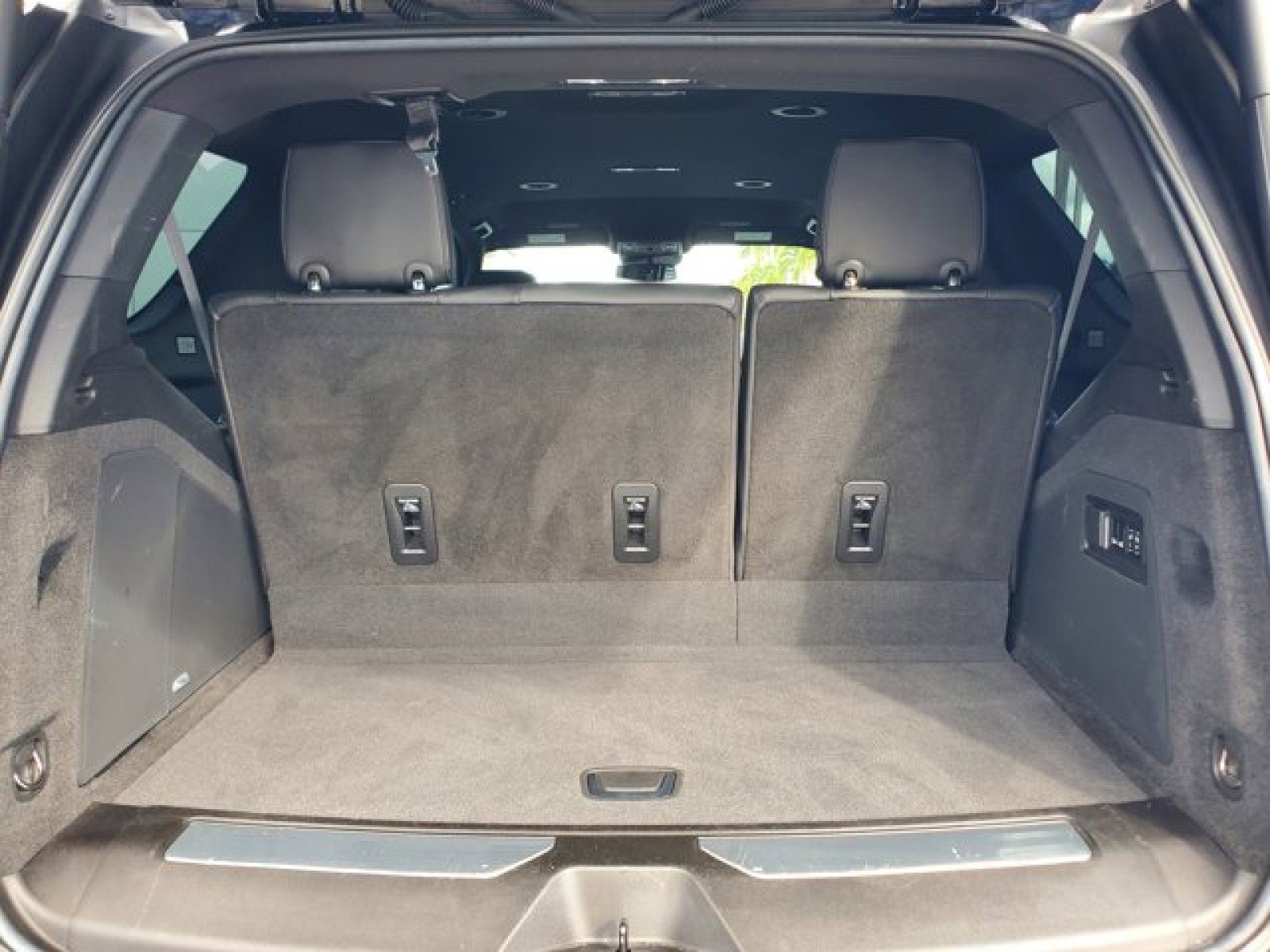 Used 2022 Cadillac Escalade Luxury image 8