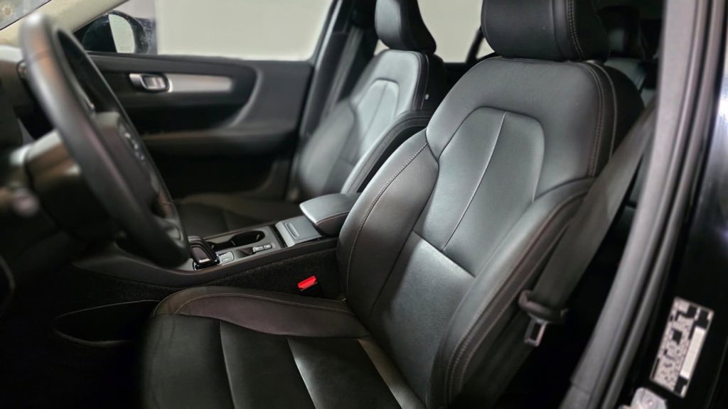 Used 2021 Volvo XC40 T5 Momentum w/ Climate Package image 18