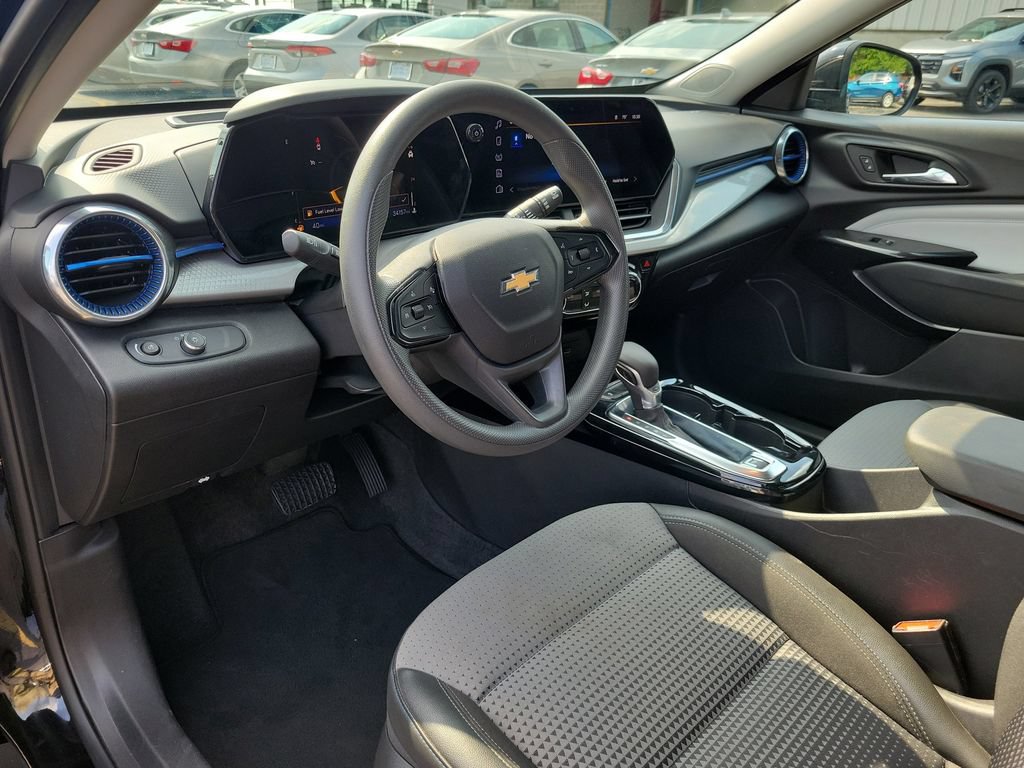 Used 2025 Chevrolet Trax LT FWD image 21