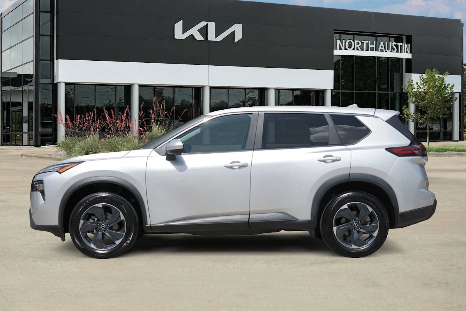 Used 2024 Nissan Rogue SV AWD/4WD image 3