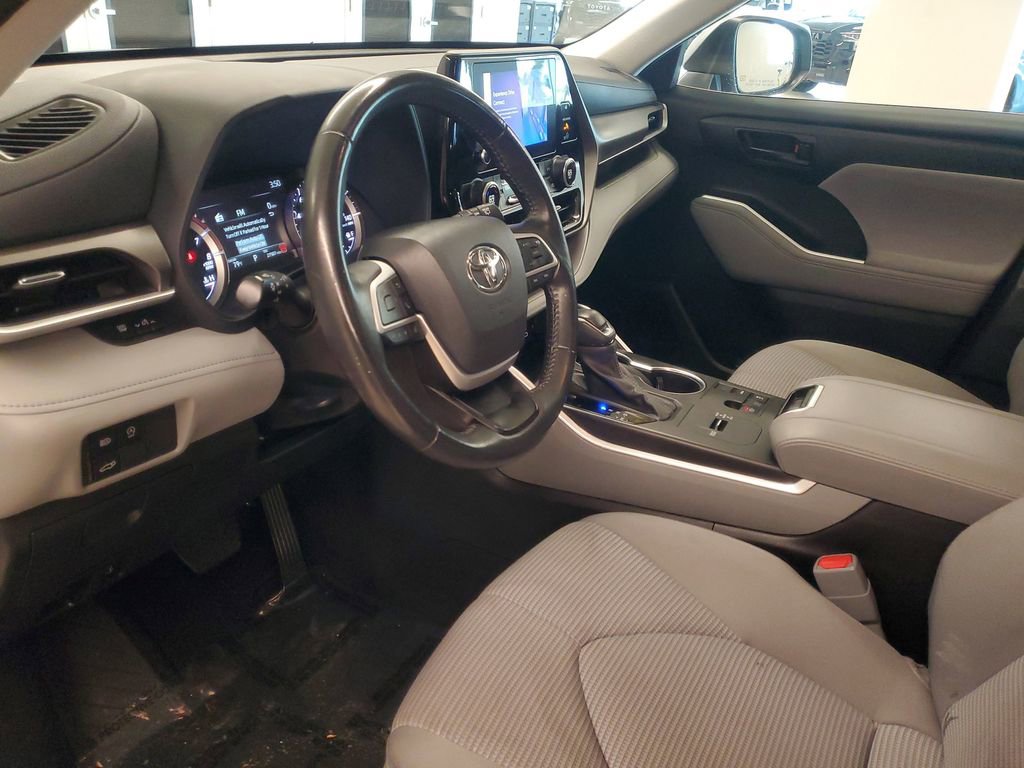 Used 2024 Toyota Highlander LE FWD image 17