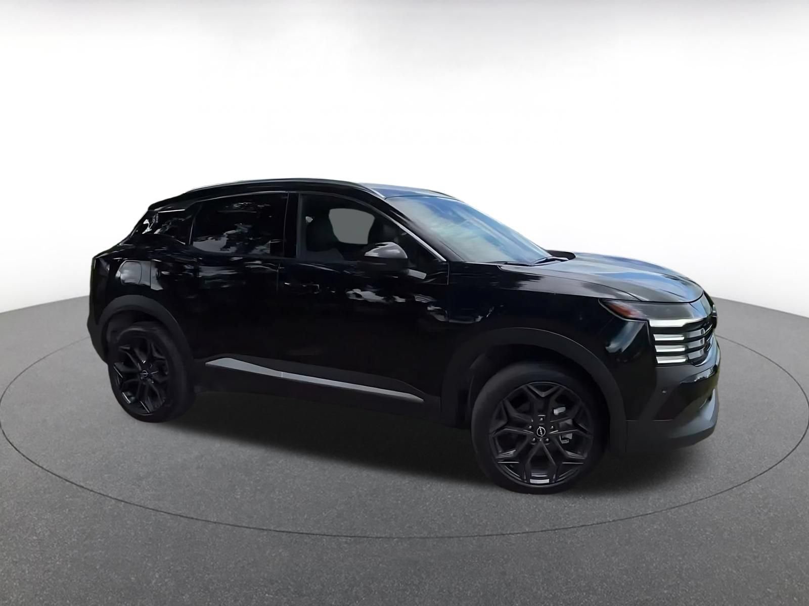 Used 2026 Nissan Kicks SR AWD/4WD image 2