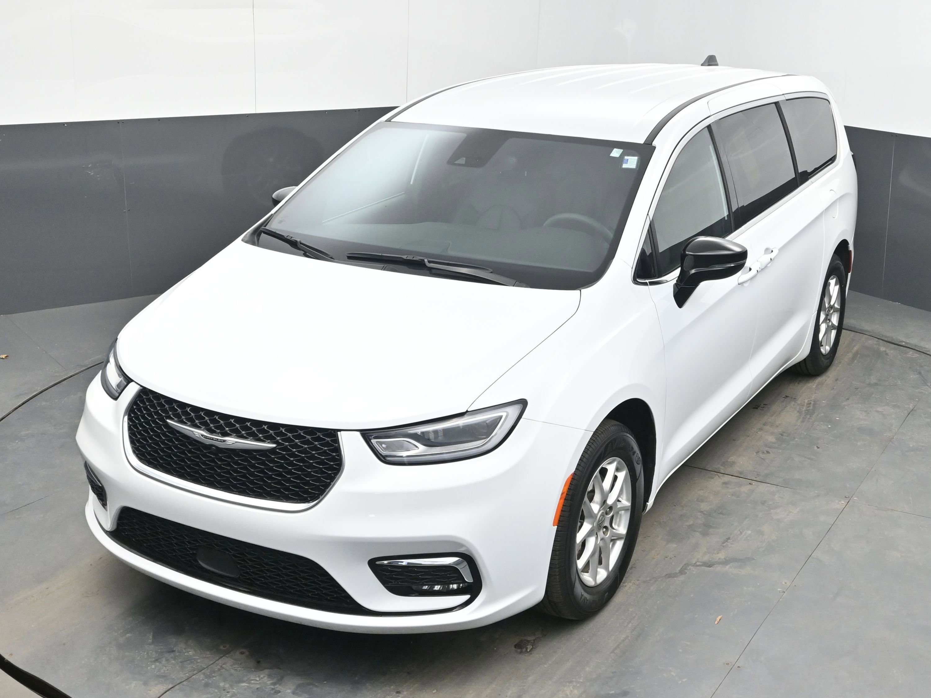 Used 2025 Chrysler Pacifica Select image 28