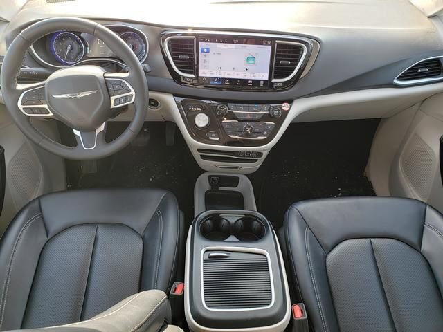 Used 2024 Chrysler Pacifica Touring-L image 17