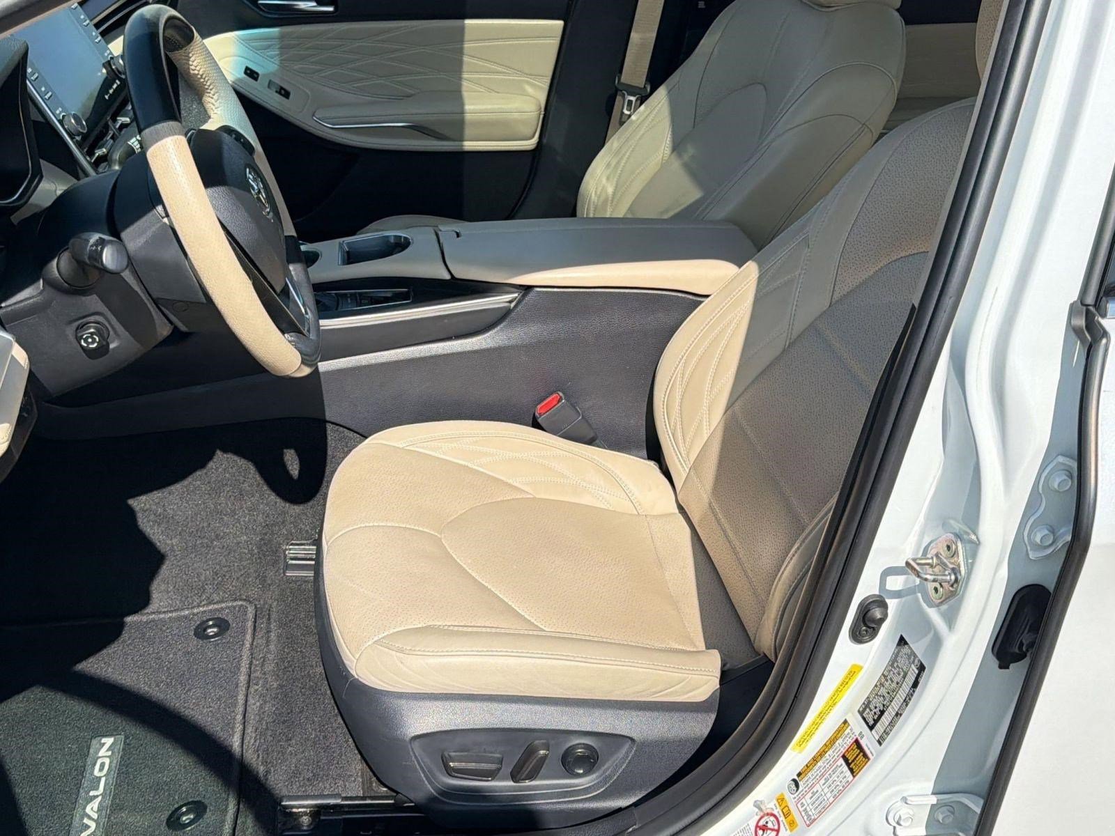 Used 2019 Toyota Avalon Limited image 5