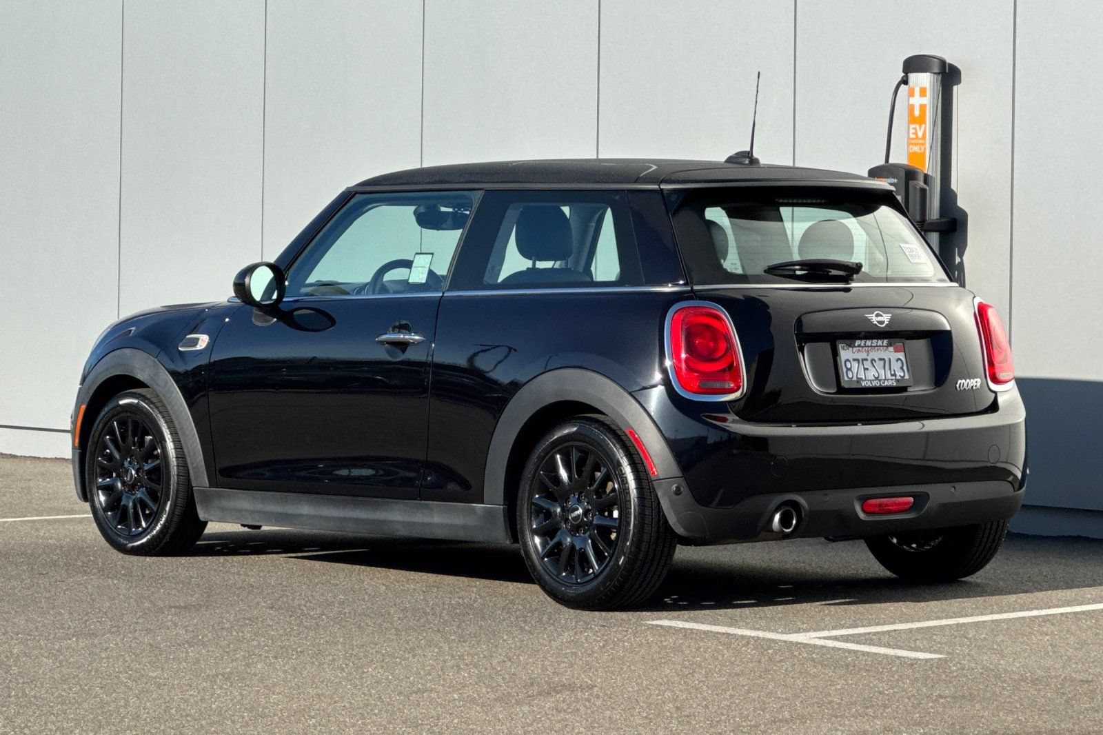 Used 2019 MINI Cooper 2-Door Hardtop w/ Signature Upholstery Package FWD image 3