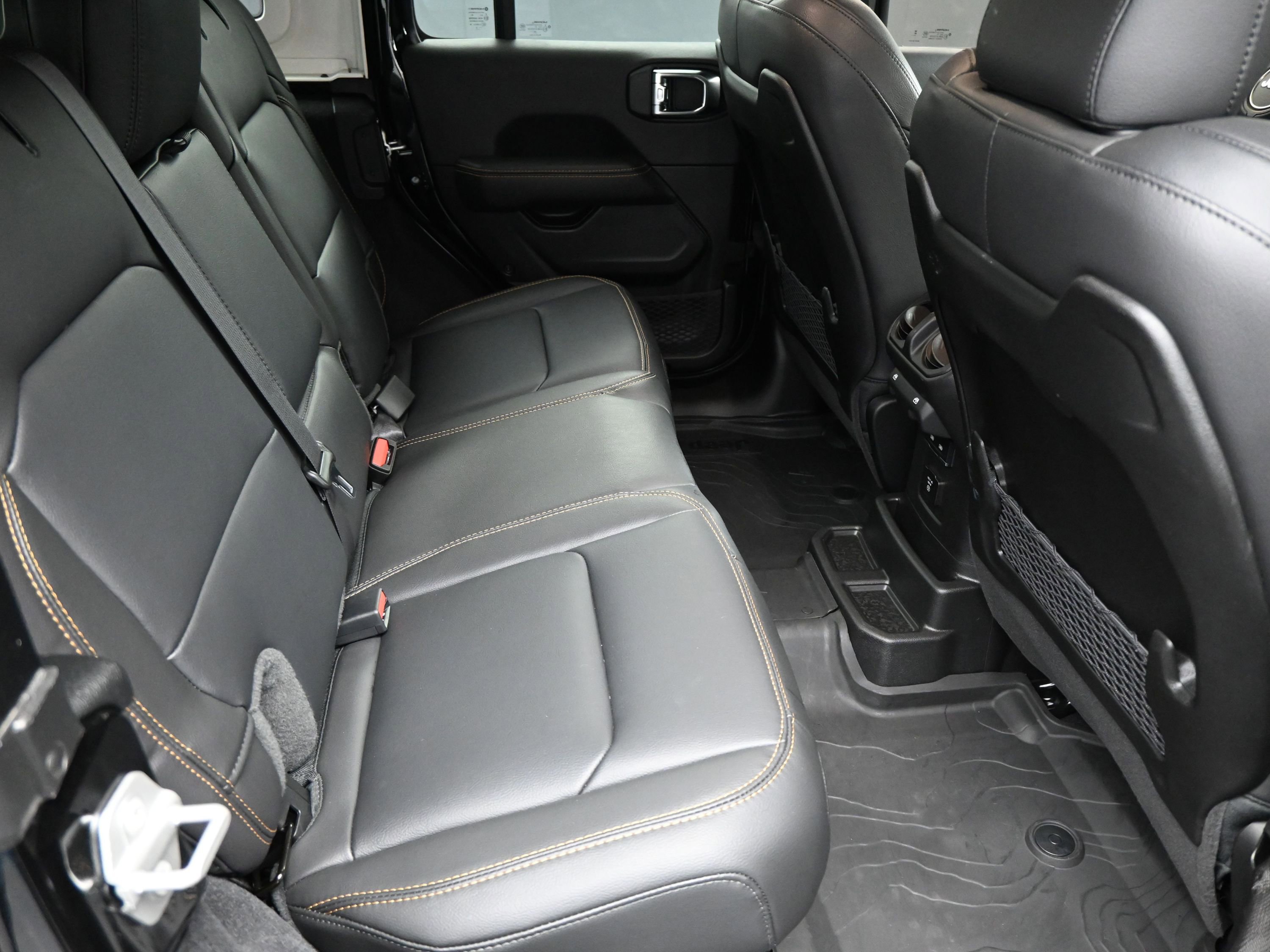 Used 2025 Jeep Wrangler Sahara image 9