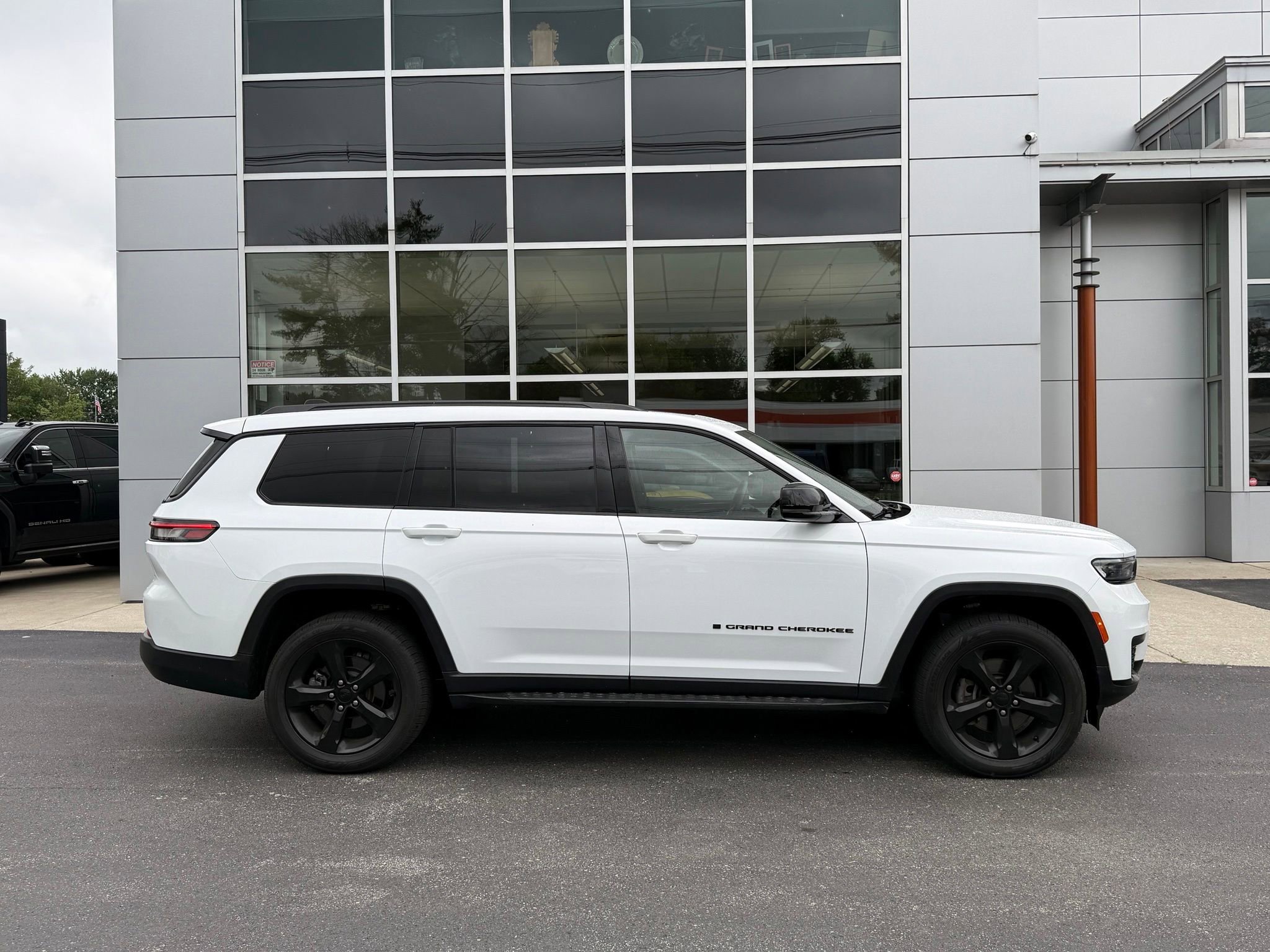 Used 2023 Jeep Grand Cherokee L Laredo AWD/4WD image 5