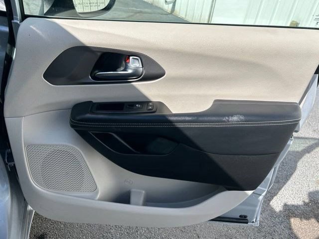 Used 2023 Chrysler Pacifica Touring-L FWD image 54