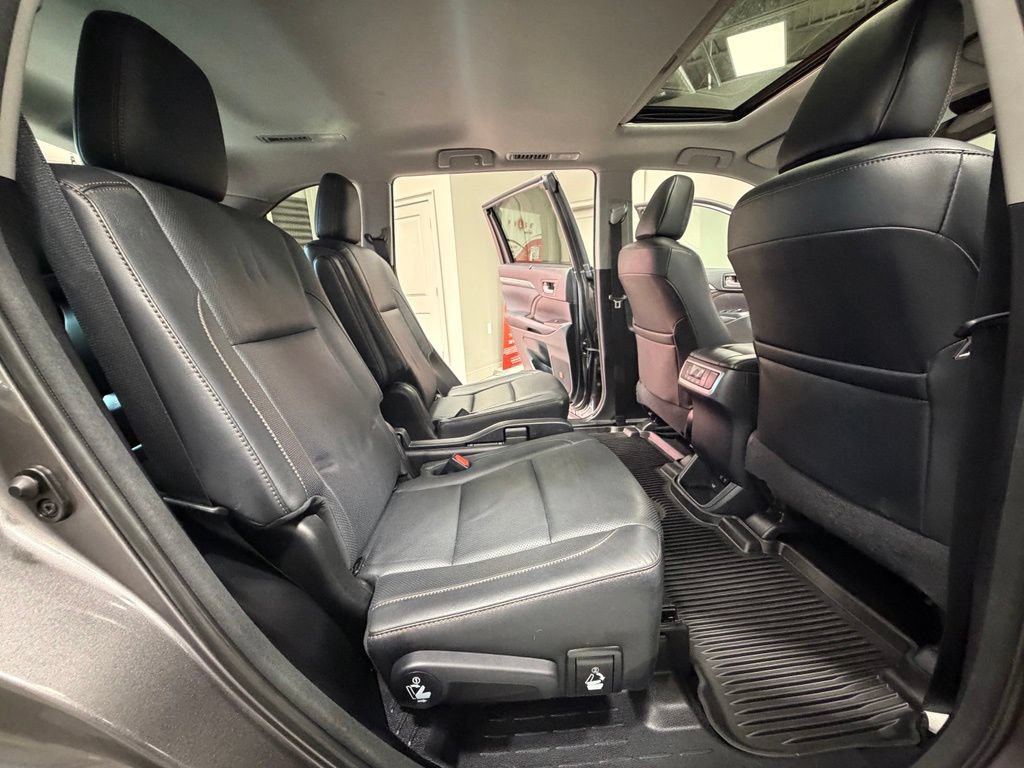 Used 2017 Toyota Highlander Limited AWD/4WD image 51