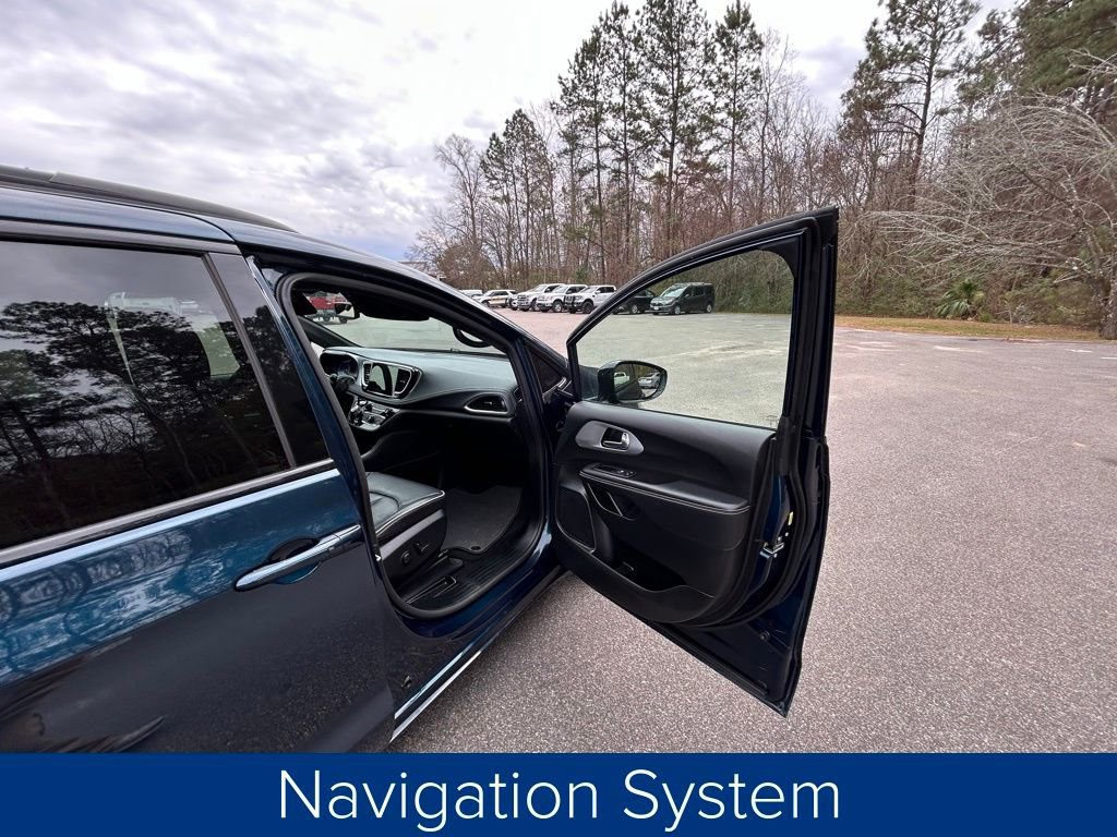 Used 2025 Chrysler Pacifica Limited image 24