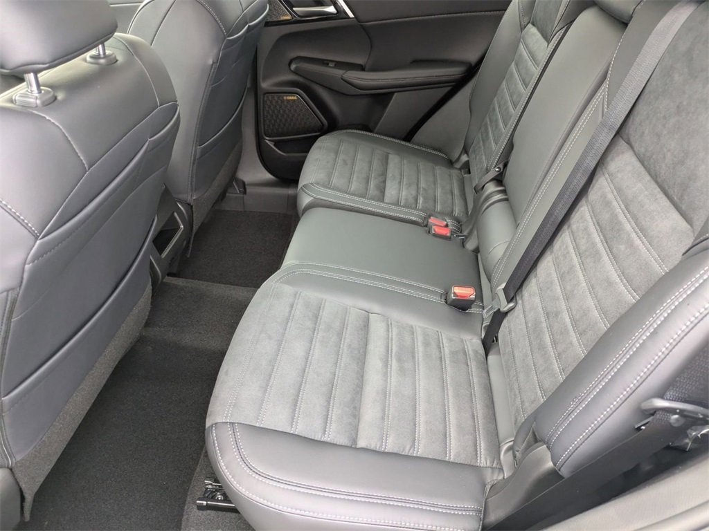 New 2025 Mitsubishi Outlander SE image 28