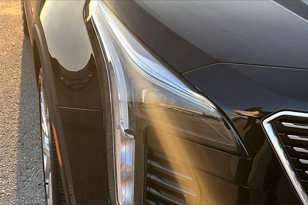 Used 2023 Cadillac XT4 Luxury w/ Cold Weather Package image 28