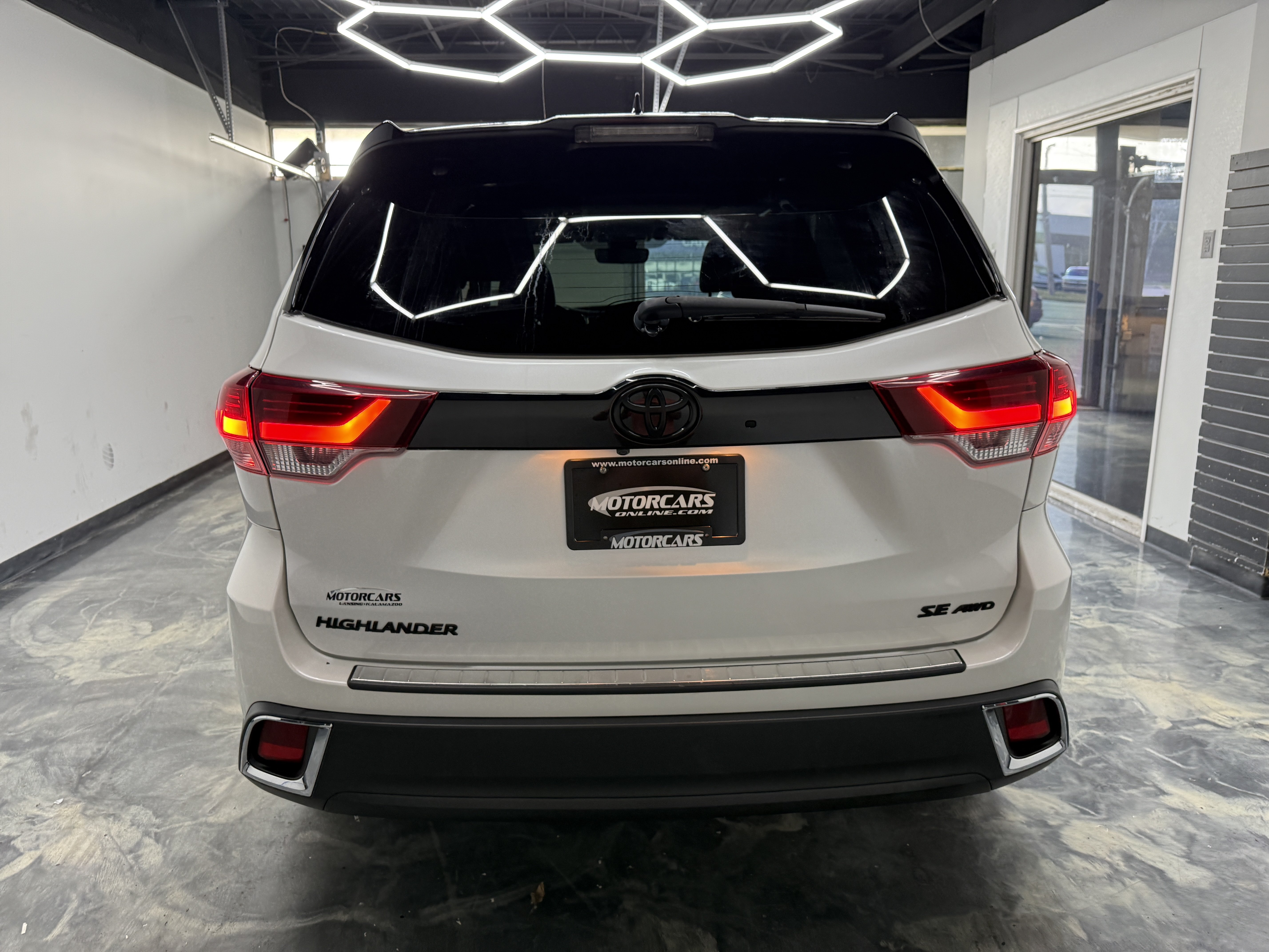 Used 2019 Toyota Highlander XLE AWD/4WD image 4