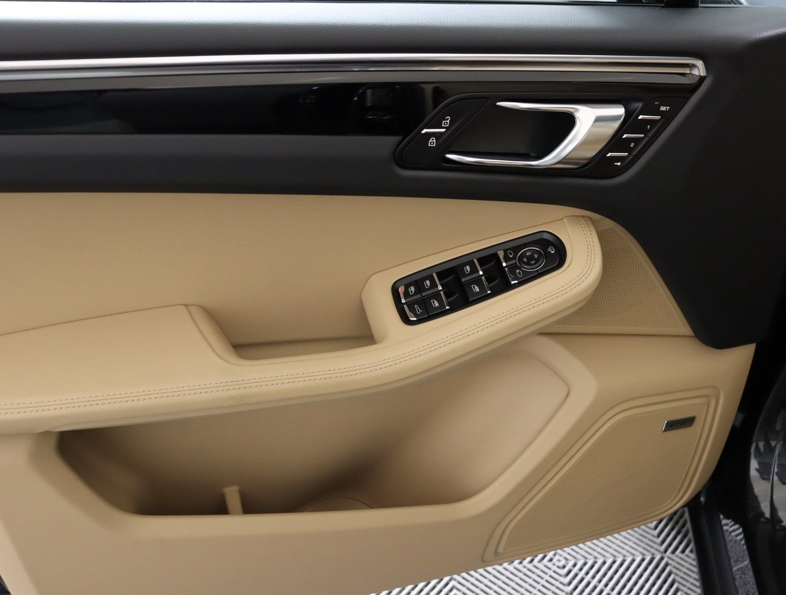 Used 2025 Porsche Macan image 26