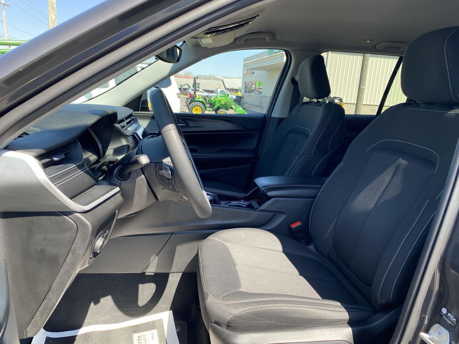 Used 2023 Jeep Grand Cherokee Laredo image 16