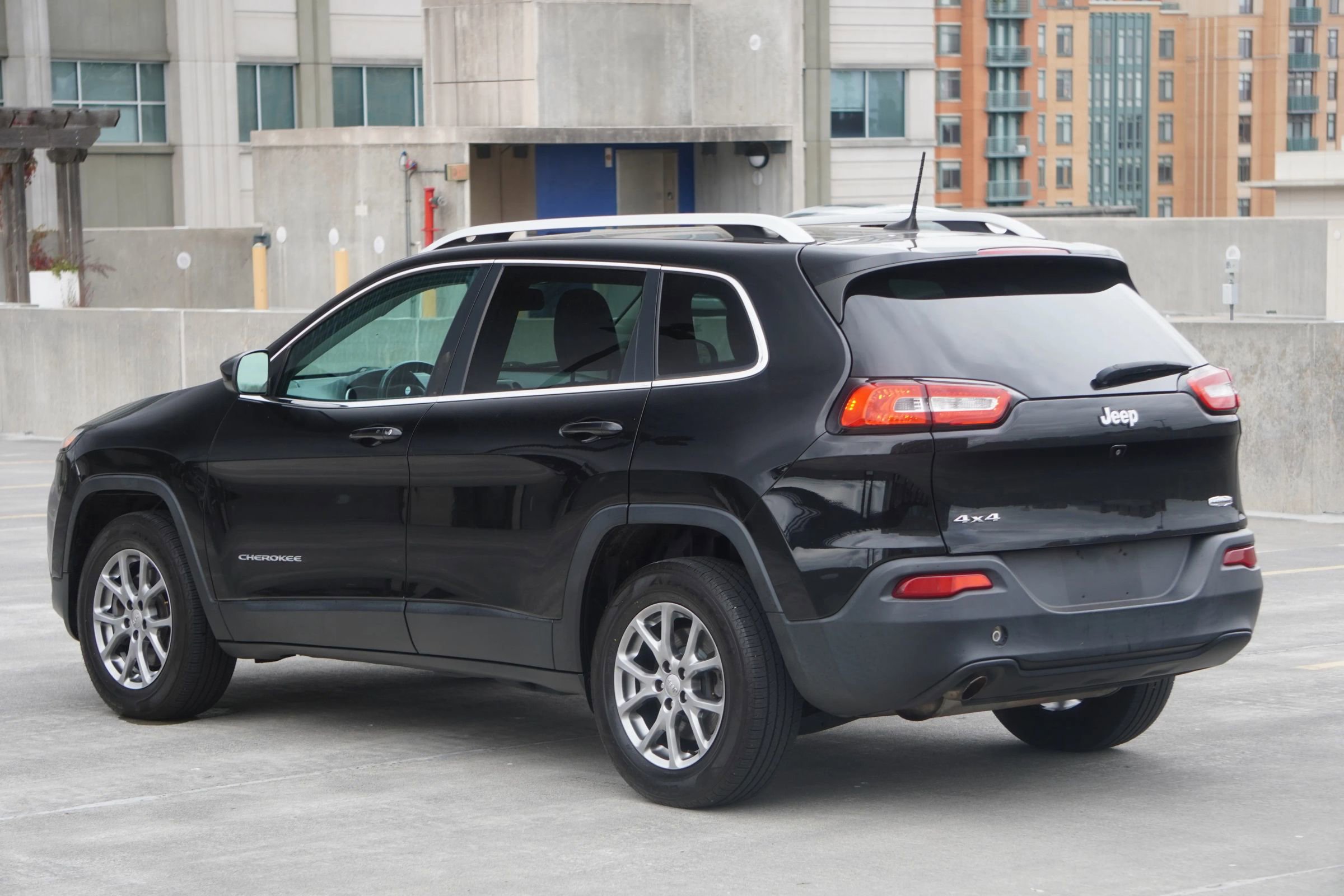Used 2018 Jeep Cherokee Latitude Plus w/ Cold Weather Group image 4