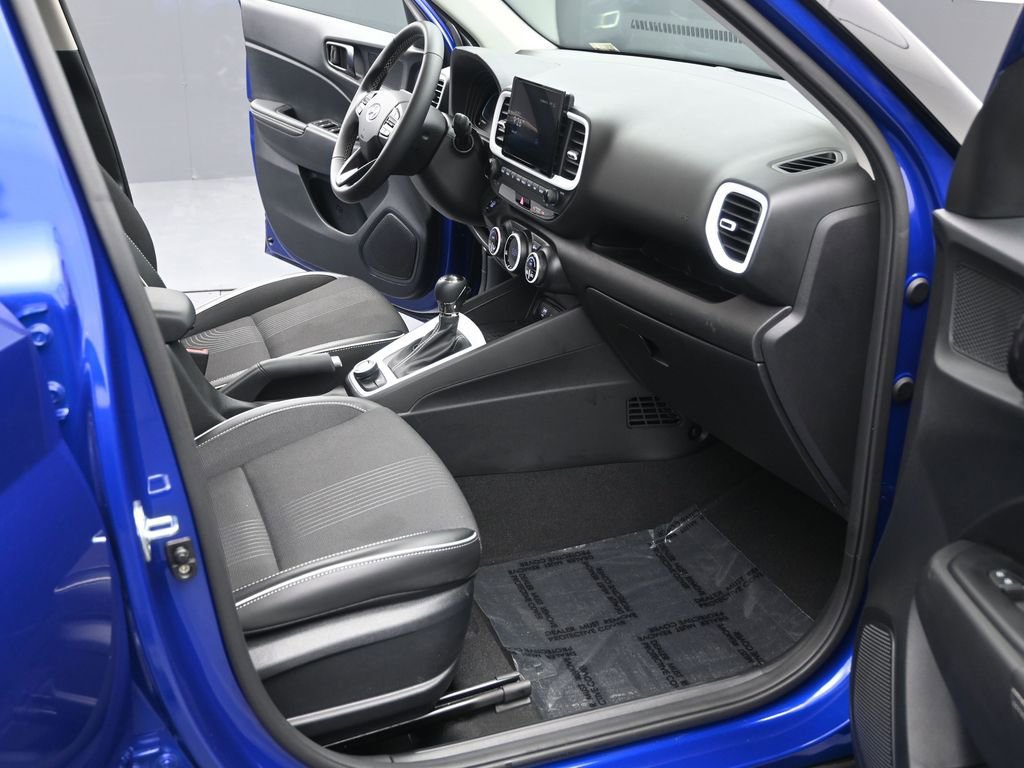 Used 2023 Hyundai Venue Limited image 20