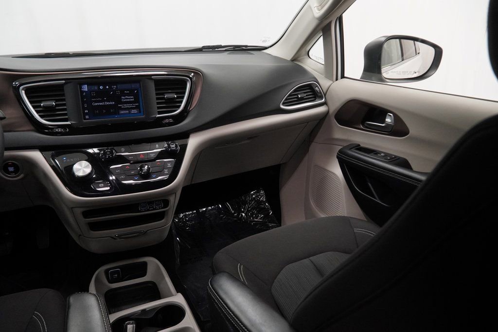 Used 2023 Chrysler Voyager LX image 24