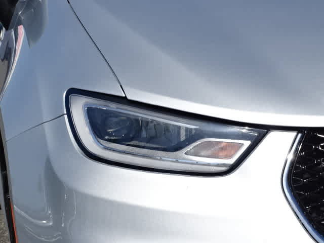 Used 2023 Chrysler Pacifica Touring-L FWD image 5
