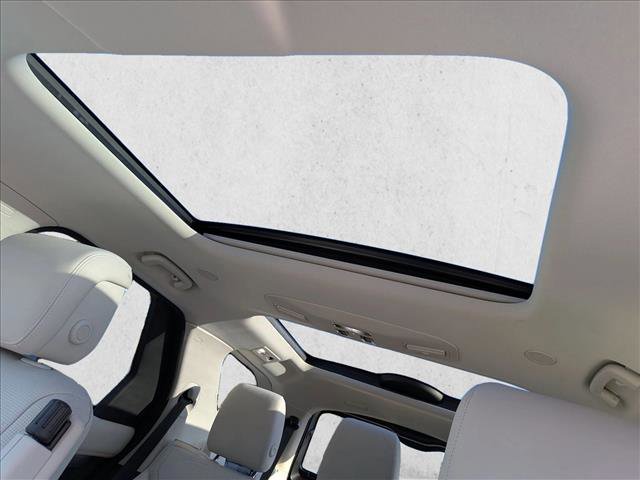 Used 2025 Land Rover Discovery Dynamic SE image 13