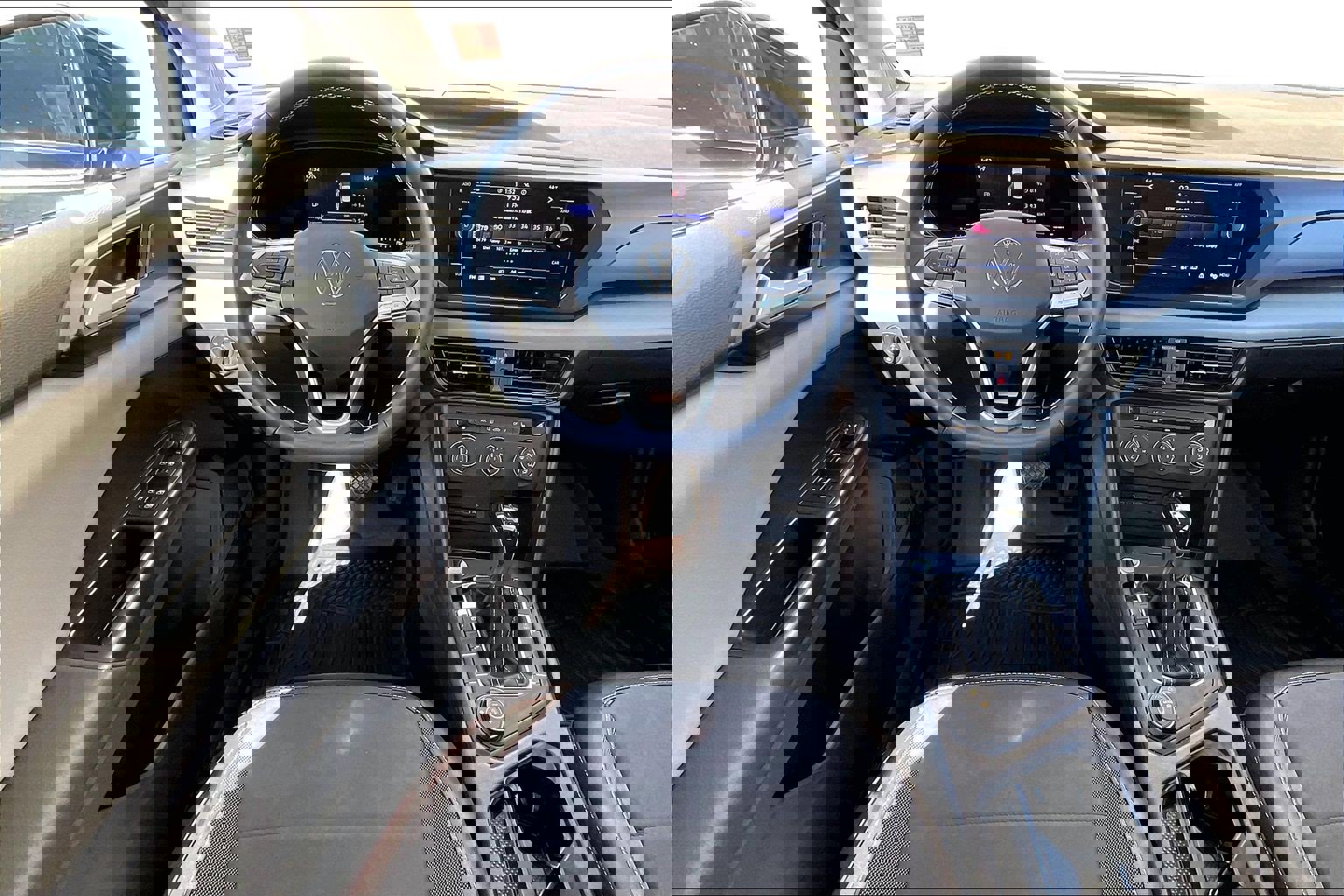 Certified 2022 Volkswagen Taos SE w/ Panoramic Sunroof Package image 4