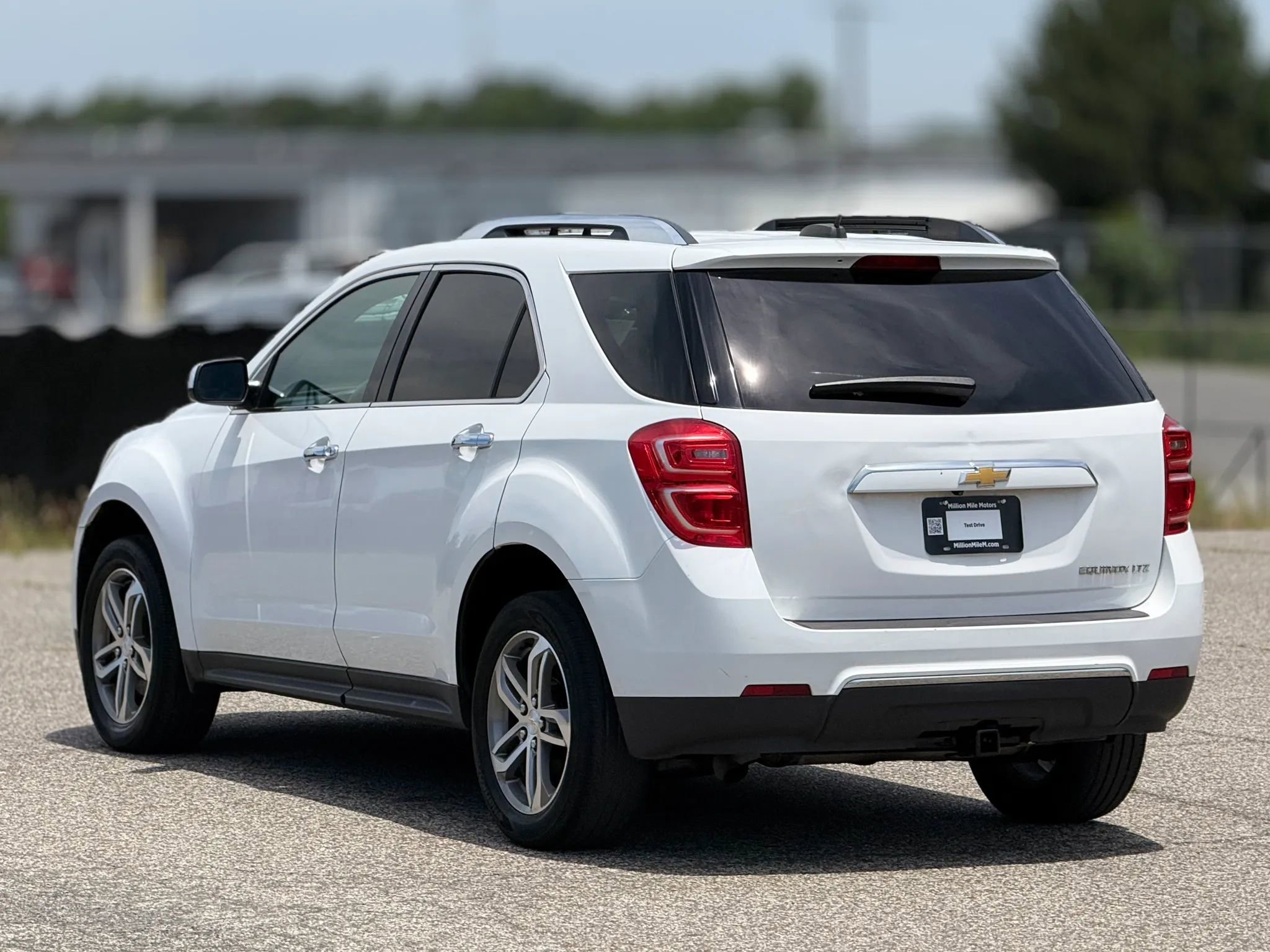 Used 2016 Chevrolet Equinox LTZ w/ Enhanced Convenience Package FWD image 10